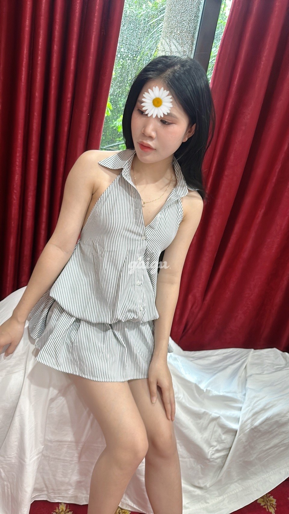 NEW THU HẰNG – MẶT XINH DÁNG ĐROJ NON TRÊ HÀNG CỰC NGON.