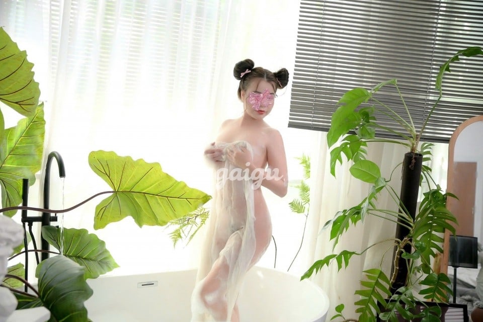BÉ DÂU TÂY – MẶT XINH DA TRẮNG, LÀM TÌNH ĐẲNG CẤP