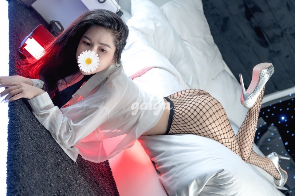 Gái Non Uyển Chi _Da Trắng Vếu Hồng Vô Cùng Kích Thích